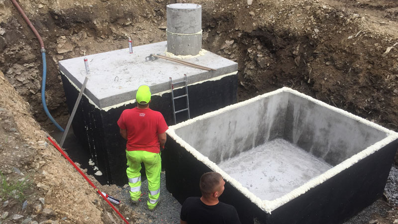Montáž betonových jímek v Hradci Králové